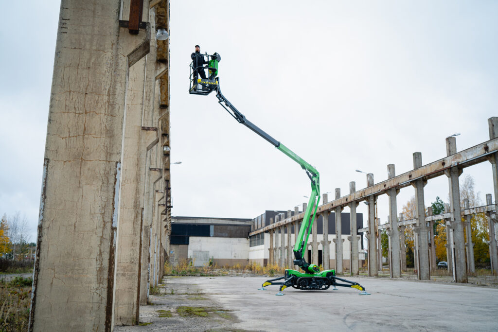 Avant Tecno erweitert sein Portfolio mit dem Multifunktionslader e727 und der Hubarbeitsbühne Leguan 170