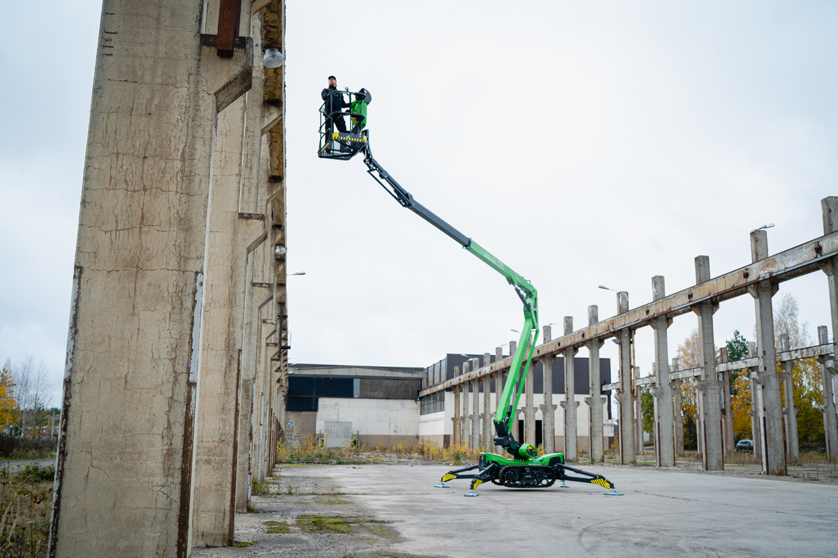 Avant Tecno erweitert sein Portfolio mit dem Multifunktionslader e727 und der Hubarbeitsbühne Leguan 170