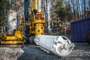 Bei der Neuherstellung eines Trinkwasserbrunnens arbeitete die TTB Tafelmeier Tiefbrunnen-Bau GmbH mit Bohrtechnik der Bauer Maschinen GmbH