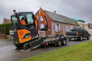 Neuer elektrischer Minibagger DX23E-7 von Develon