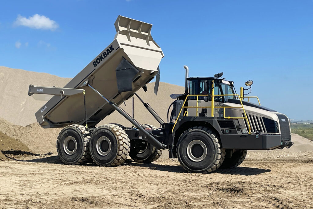 Rokbak RA40 im Steinbruch in Alberta, Kanada