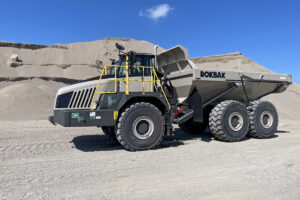 Rokbak RA40 im Steinbruch in Alberta, Kanada