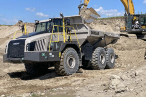 Rokbak RA40 im Steinbruch in Alberta, Kanada