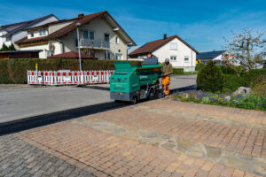 Vögele MINI 502e Fertiger und Hamm HD 12e VT Walze im vollelektrischen Asphalteinbau