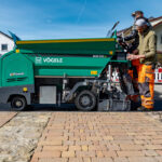 Vögele MINI 502e Fertiger und Hamm HD 12e VT Walze im vollelektrischen Asphalteinbau