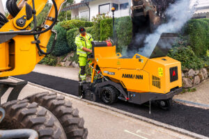 Ammann Minifertiger ABG 1570 und Tandemwalze eARX 26-2 im Wegebau