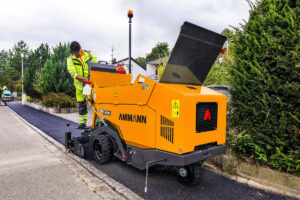 Ammann Minifertiger ABG 1570 und Tandemwalze eARX 26-2 im Wegebau