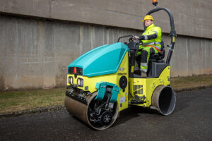 Ammann Minifertiger ABG 1570 und Tandemwalze eARX 26-2 im Wegebau
