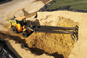 Der Hyundai HL955A Agriloader übernimmt in der Biogasanlage Kirchwalsede von Loick Bioenergie das Verladen