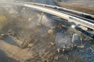 Cat Abbruchtechnik der Peter Kolb GmbH beim Brückenabbruch am Darmstädter Kreuz