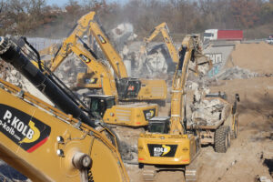 Cat Abbruchtechnik der Peter Kolb GmbH beim Brückenabbruch am Darmstädter Kreuz