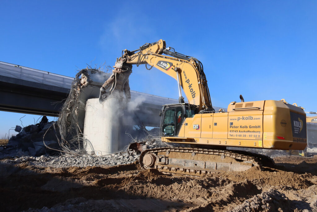 Cat Abbruchtechnik der Peter Kolb GmbH beim Brückenabbruch am Darmstädter Kreuz