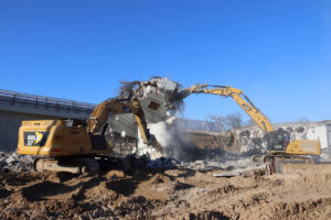Cat Abbruchtechnik der Peter Kolb GmbH beim Brückenabbruch am Darmstädter Kreuz