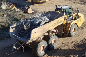 Cat Abbruchtechnik der Peter Kolb GmbH beim Brückenabbruch am Darmstädter Kreuz
