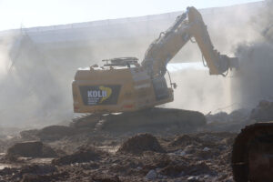 Cat Abbruchtechnik der Peter Kolb GmbH beim Brückenabbruch am Darmstädter Kreuz