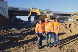 Cat Abbruchtechnik der Peter Kolb GmbH beim Brückenabbruch am Darmstädter Kreuz
