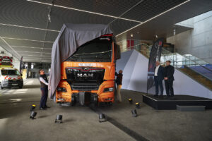 MAN präsentiert 250-Tonnen-Zugmaschine TGX 41.640 8x4/4