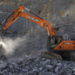 Develon stellt neue schwere Kettenbagger der Serie 9 vor