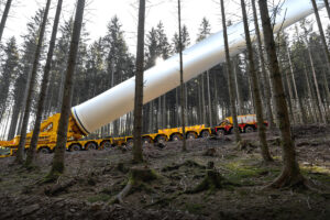 TII Scheuerle BladeLifter transportieren 60 Rotorblätter für den Windpark Bad Berleburg