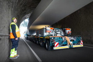 TII Scheuerle BladeLifter transportieren 60 Rotorblätter für den Windpark Bad Berleburg