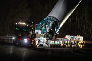 TII Scheuerle BladeLifter transportieren 60 Rotorblätter für den Windpark Bad Berleburg