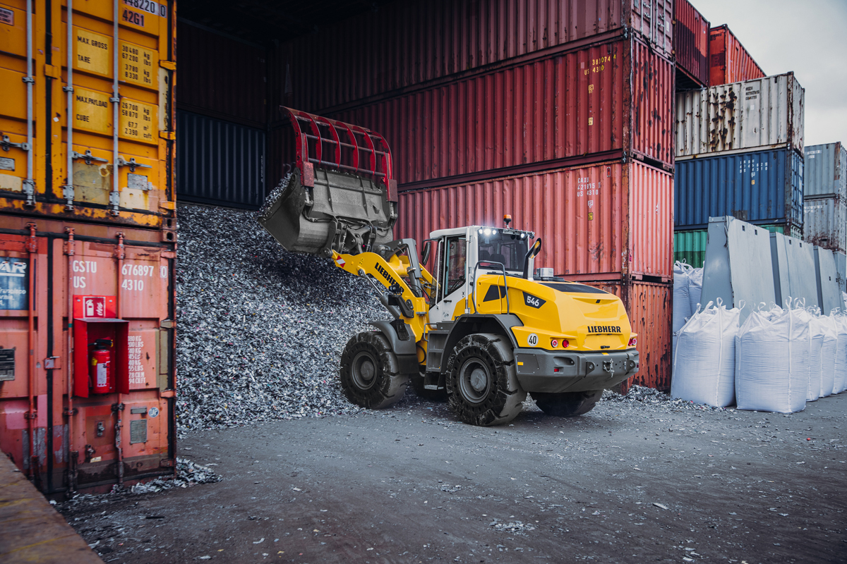 Auf der IFAT 2026 präsentiert Liebherr den mittelgroßen Radlader L 546, ausgestattet mit intelligenten Assistenzsystemen