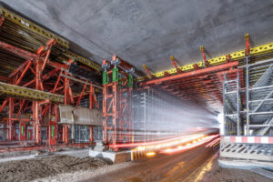 Bau des Lärmschutztunnels Hamburg-Altona mit Hilfe einer Tunnelschalungslösung auf Basis des Peri Variokit