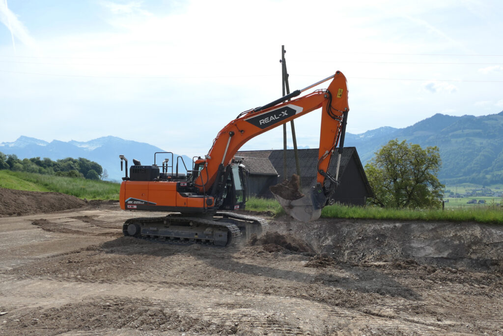Autonomer Develon Real-X-Kettenbagger im Praxiseinsatz bei KIBAG