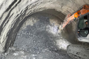 Epiroc Hydraulikhammer HB 3600 DP beim Tunnelvortrieb im Shimla-Bypass-Projekt
