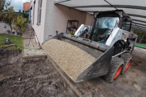Bobcat Kompaktlader S450 bei der Neugestaltung eines rund 50 Quadratmeter großen Gartens