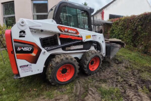 Bobcat Kompaktlader S450 bei der Neugestaltung eines rund 50 Quadratmeter großen Gartens