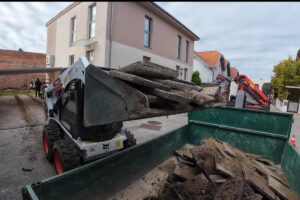 Bobcat Kompaktlader S450 bei der Neugestaltung eines rund 50 Quadratmeter großen Gartens