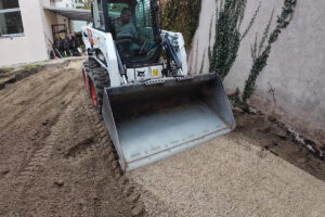 Bobcat Kompaktlader S450 bei der Neugestaltung eines rund 50 Quadratmeter großen Gartens