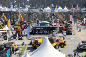 Develon präsentiert auf der steinexpo in Nieder-Ofleiden Bagger, Radlader und Sicherheitslösungen