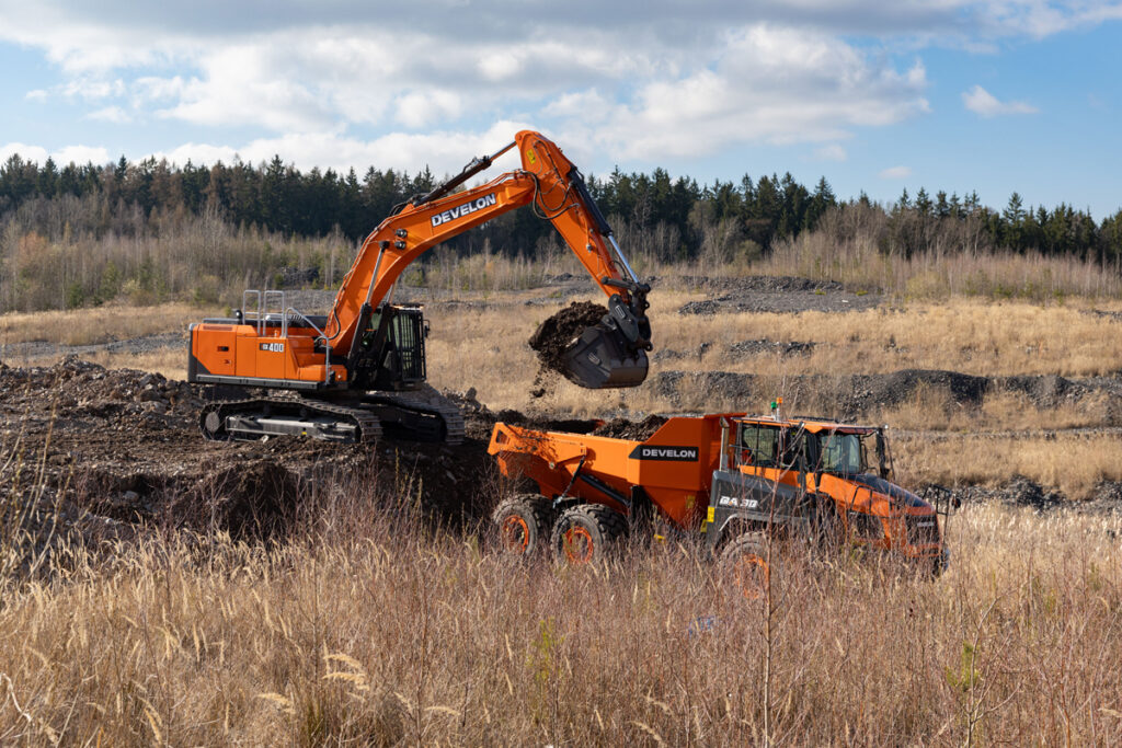 Develon präsentiert auf der steinexpo in Nieder-Ofleiden Bagger, Radlader und Sicherheitslösungen