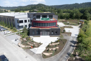 Die Holp GmbH feierte zwei Meilensteine: das Jubiläum „25 Jahre Holp Maschinenbau“ sowie die Fertigstellung des neuen Unternehmensgebäudes.