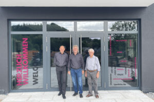 Die Holp GmbH feierte zwei Meilensteine: das Jubiläum „25 Jahre Holp Maschinenbau“ sowie die Fertigstellung des neuen Unternehmensgebäudes.