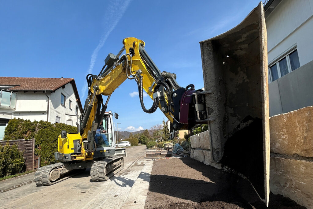 Ein Praxisbericht zeigt, wie der Drehantrieb Holp RotoTop am Wacker Neuson ET90 Arbeitsabläufe beschleunigt