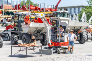 Huppenkothen feiert 70 Jahre Unternehmensgeschichte und präsentiert mit dem Takeuchi TB3150 eine neue Baggergeneration
