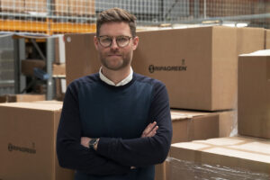 Der Iska Hybrid Pro von Ripagreen kombiniert thermische Unkrautbekämpfung mit einer integrierten Blasfunktion