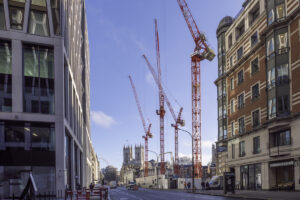 Neun Wolff Turmdrehkrane meistern anspruchsvolle Hebearbeiten auf historischen Bestandsfundamenten in London.