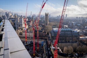 Neun Wolff Turmdrehkrane meistern anspruchsvolle Hebearbeiten auf historischen Bestandsfundamenten in London.