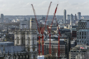Neun Wolff Turmdrehkrane meistern anspruchsvolle Hebearbeiten auf historischen Bestandsfundamenten in London.