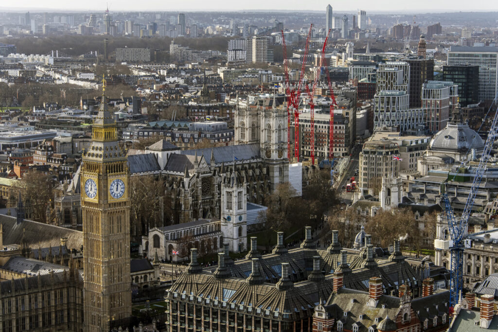 Neun Wolff Turmdrehkrane meistern anspruchsvolle Hebearbeiten auf historischen Bestandsfundamenten in London.