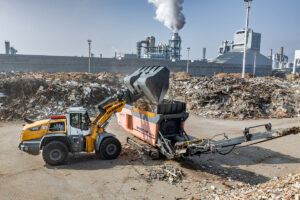 Liebherr L 580 Xpower und LH 50 M Timber Litronic im Einsatz im Holzumschlag bei Fantoni in Italien