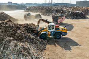 Liebherr L 580 Xpower und LH 50 M Timber Litronic im Einsatz im Holzumschlag bei Fantoni in Italien