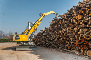 Liebherr L 580 Xpower und LH 50 M Timber Litronic im Einsatz im Holzumschlag bei Fantoni in Italien