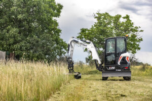 Bobcat Kompaktmaschinen und Anbaugeräte sollen die vorbeugende Waldbrandprävention im Forst unterstützen.