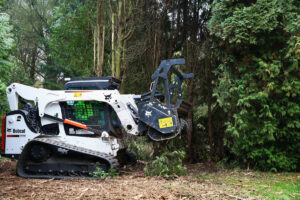 Bobcat Kompaktmaschinen und Anbaugeräte sollen die vorbeugende Waldbrandprävention im Forst unterstützen.