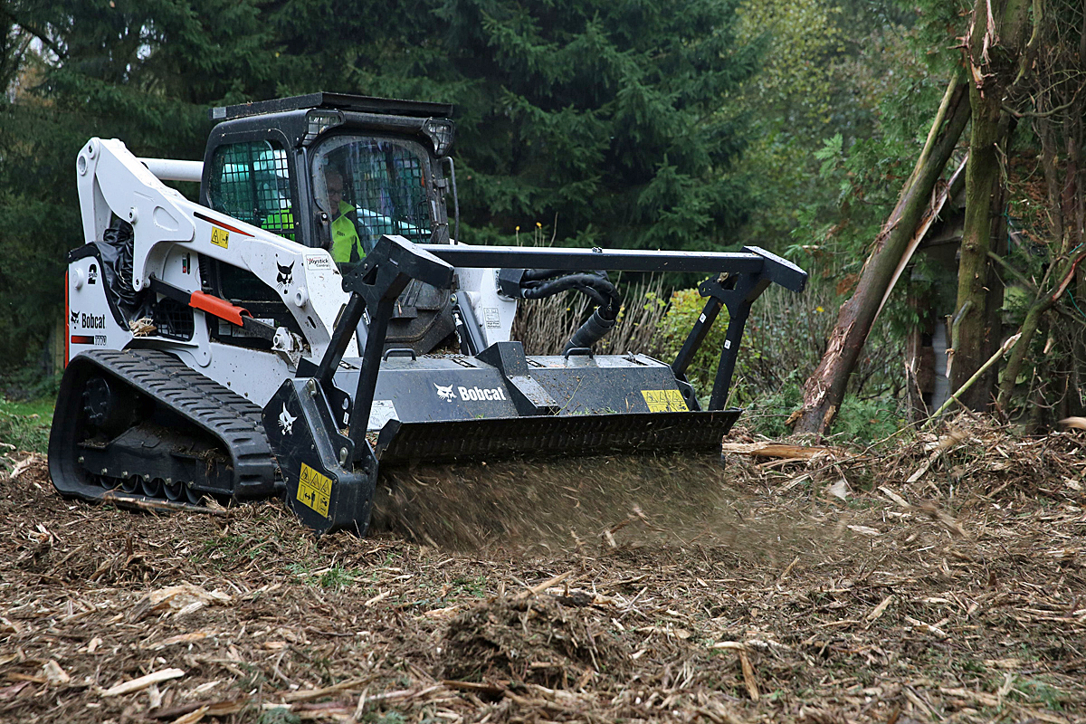 Bobcat Kompaktmaschinen und Anbaugeräte sollen die vorbeugende Waldbrandprävention im Forst unterstützen